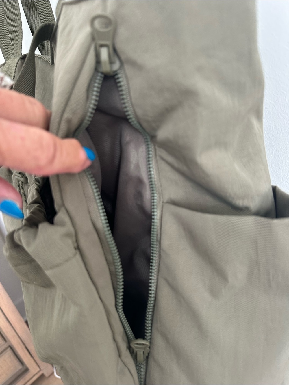 Beis Sport Travel Bag in Olive - Picture 5 of 8